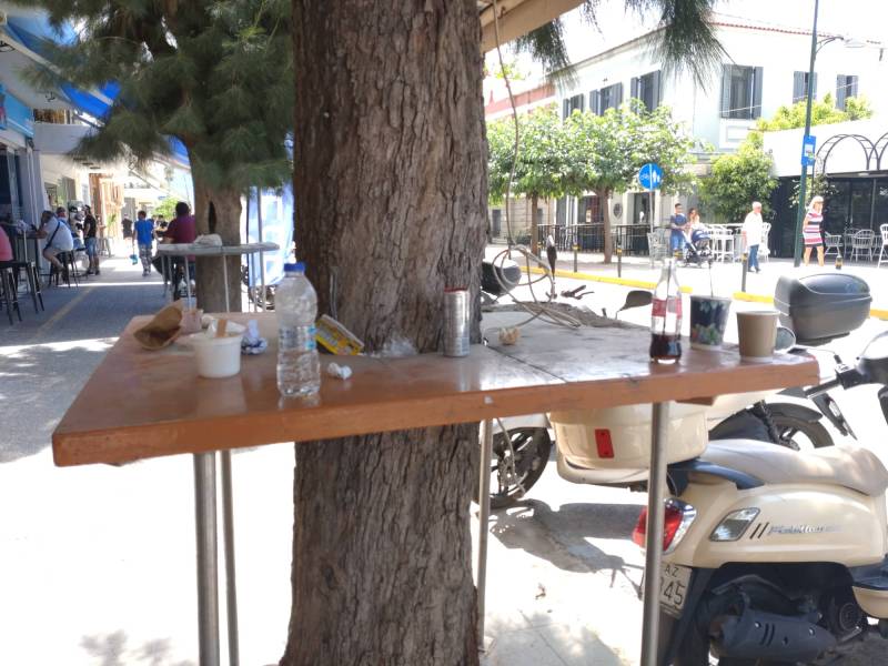 Γεμίζει σκουπίδια το πεζοδρόμιο