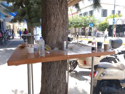 Γεμίζει σκουπίδια το πεζοδρόμιο