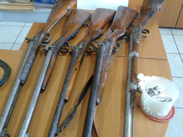 Μάνα και γιος με αρχαία, όπλα και εκρηκτικά στο Λέχαιο Κορινθίας