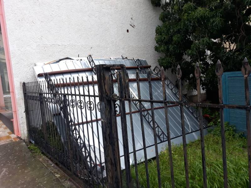 Μία... ανάσα από την Υπαπαντή: Κατέρρευσαν στέγαστρα στην Μητροπολίτου Μελετίου - 2 τραυματίες