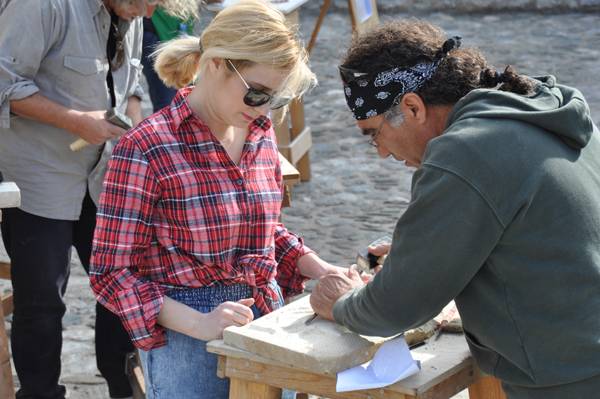 Ανοιχτό υπαίθριο εργαστήρι γλυπτικής στο Ιστορικό Κέντρο Καλαμάτας (φωτογραφίες)