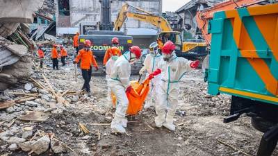 Ινδονησία: Τέλος των ερευνών στο σχολείο που κατέρρευσε, 67 νεκροί