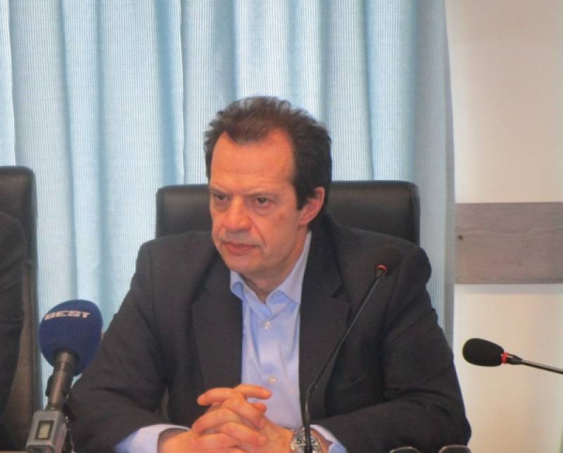 Η αφωνία Τατούλη και τα «δώρα» Δέδε