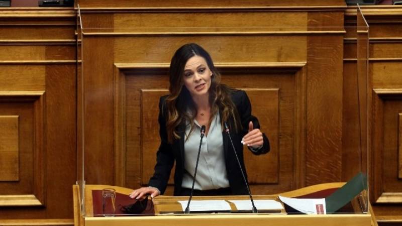 Αχτσιόγλου: Είναι «λουδοβικισμός» η αντίληψη ότι «μια λαϊκή οικογένεια σήμερα δεν έχει αυτοκίνητο και τρώει φασόλια»