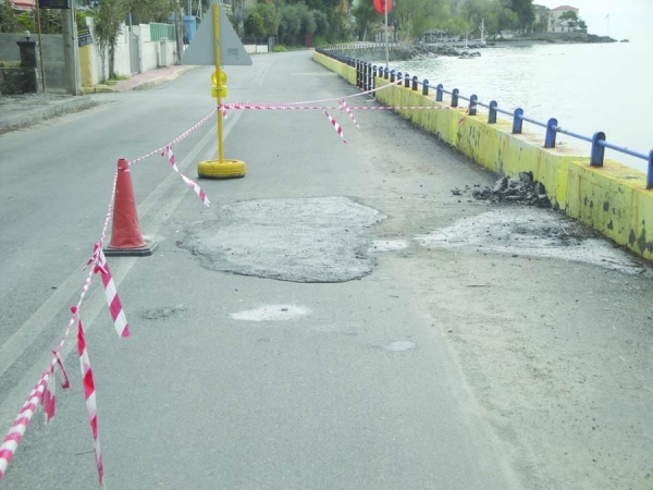 Η θάλασσα "τρύπησε" το δρόμο στη Μικρή Μαντίνεια