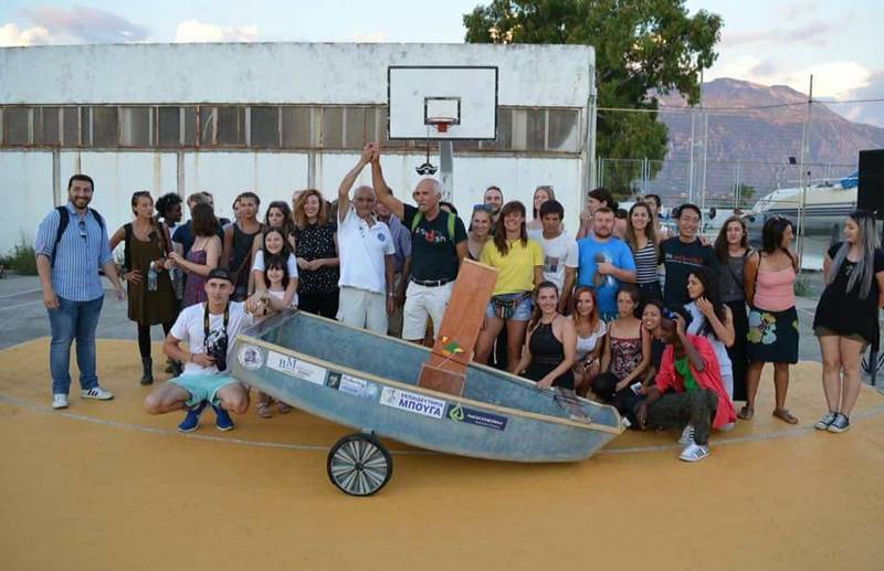 Κατασκεύασαν ιστιοπλοϊκό σκάφος από ανακυκλώσιμα μπουκάλια