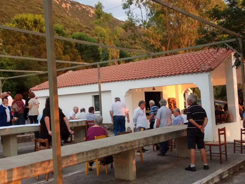 Τους Αγίους Πάντες γιόρτασαν οι έμποροι στην Κυπαρισσία (φωτογραφίες)