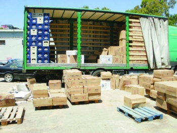 Καμουφλαρισμένα πίσω από άδεια μπουκάλια μπίρας πάνω από μισό εκατομμύριο πακέτα λαθραίων τσιγάρων