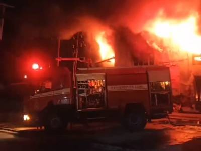 Πάτρα: Μεγάλη φωτιά σε εργοστάσιο με φέρετρα