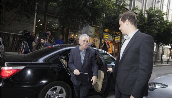 Διαψεύδει ο Δραγασάκης ότι χρησιμοποιεί τη BMW που είχε ο Βενιζέλος