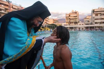 Κολυμβητήριο Καλαμάτας: Ο Δημήτρης Τζούμης έπιασε τον Τίμιο Σταυρό (φωτογραφίες)