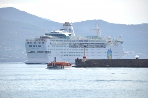 1.528 επιβάτες κρουαζιερόπλοιου απόλαυσαν βόλτα και μπάνιο