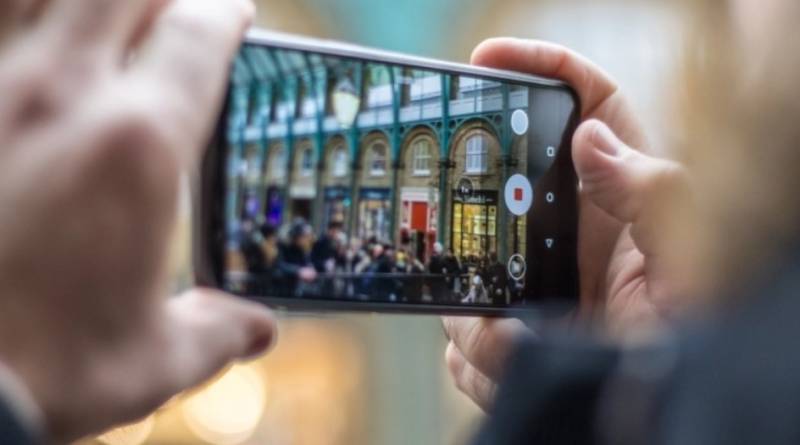 «Bystander effect»: Ο λόγος που αντί να παρέμβουμε σε άσχημο περιστατικό, το τραβάμε βίντεο