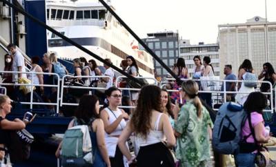 Αναχωρούν κατά κύματα οι αδειούχοι του καλοκαιριού - Γεμάτα φεύγουν τα πλοία (Βίντεο)