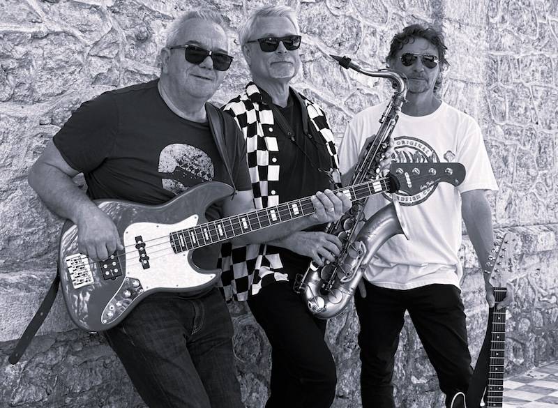 "The Salty Rocks" την Κυριακή στην Κορώνη