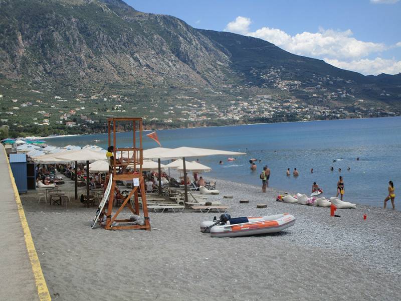 Αυτοψία του Λιμεναρχείου Καλαμάτας στην Παραλία μετά από καταγγελίες για καφέ κηλίδες στη θάλασσα