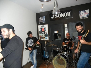 Παρουσιάστηκε προχθές στην Καλαμάτα ο πρώτος δίσκος των "Mr' Booze" (βίντεο)