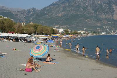 Λες να είναι διαπλεκόμενος και ο μπατζανάκης του συμπέθερου;