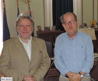 Φιλελεύθεροι στο Facebook και … σοσιαλιστές στα συμβούλια