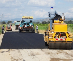 Βαλασόπουλος - Φαρλέκας καταγγέλλουν απ’ ευθείας αναθέσεις για άσφαλτο
