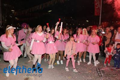 11o Καλαματιανό Καρναβάλι: Κέφι, χορός και ξεφάντωμα στη Νυχτερινή Παρέλαση (βίντεο+φωτογραφίες)