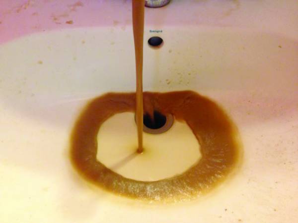 Λάσπη στις βρύσες της Ανω Πόλης Κυπαρισσίας