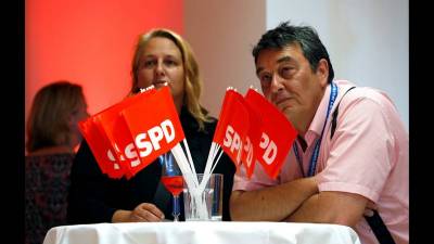 Οποιος κοιτάζει πίσω του, σκοντάφτει