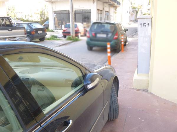 Στάθμευση στο πεζοδρόμιο