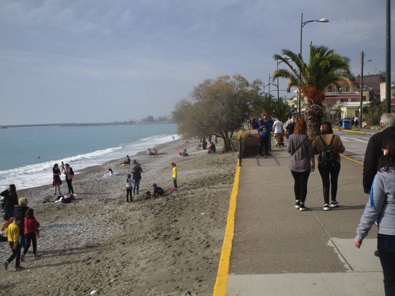 Εικόνα καλοκαιριού σήμερα στην Παραλία της Καλαμάτας