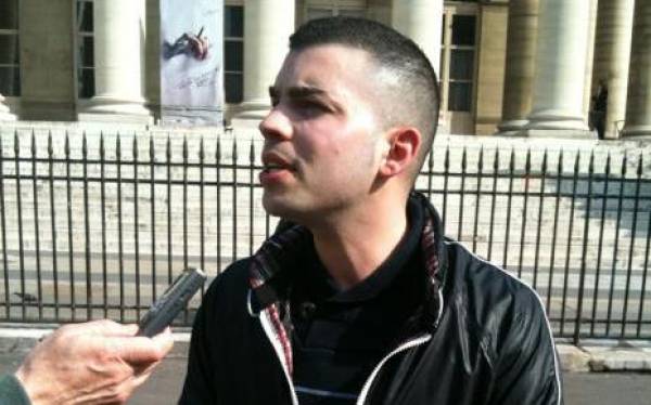 Aκροδεξιός δήμαρχος βάφει με μπλε χρώμα ένα γλυπτό γιατί το βρίσκει "καταθλιπτικό"