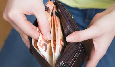 Έρευνα ΕΕΑ: Απαισιόδοξοι για την οικονομία 7 στους 10 - Λιγότερες μέρες διακοπών λόγω ακρίβειας