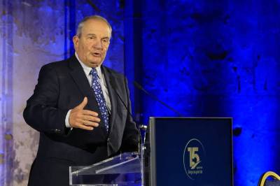 Δήμος Καλαμάτας για ανακήρυξη Καραμανλή ως επίτιμου δημότη: “Συνέβαλε μέσω σχεδιασμού σε αναπτυξιακά έργα”