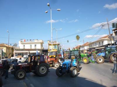 Αποκλεισμένη η Καλαμάτα από τα μπλόκα των αγροτών