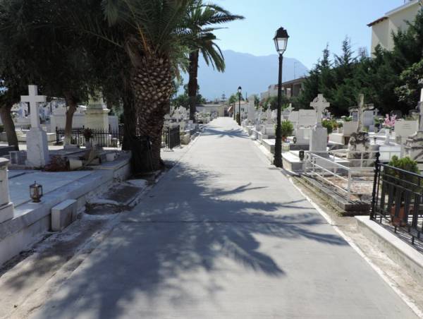 Στέγαστρο στον πρόναο του νεκροταφείου