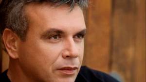 Κάηκε το αυτοκίνητο του Μανώλη Λιδάκη στην Τσακώνα-τραυματίστηκε για να σώσει το σκύλο του