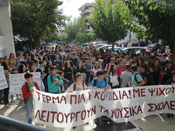 Πορεία μαθητών του Μουσικού Σχολείου Καλαμάτας για τους καθηγητές που λείπουν