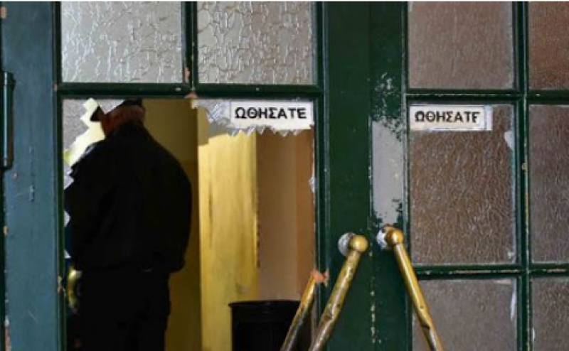 Ναύπλιο: Εκανε «γυαλιά-καρφιά» το Δικαστικό Μέγαρο γιατί... δεν του άρεσε η απόφαση (Βίντεο)