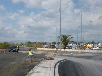 Πέφτει άσφαλτος στον κόμβο του Αεροδρομίου Καλαμάτας (βίντεο)