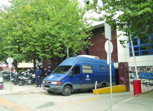 Ο Αλβανός κατηγορούμενος στο δικαστήριο: Ομολογεί την δολοφονία του πατέρα - αρνείται του παιδιού