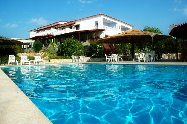 Απελπιστικά χαμηλά τα ξενοδοχεία τον Ιούνιο - Ελπίζουν σε πελάτες τελευταίας στιγμής