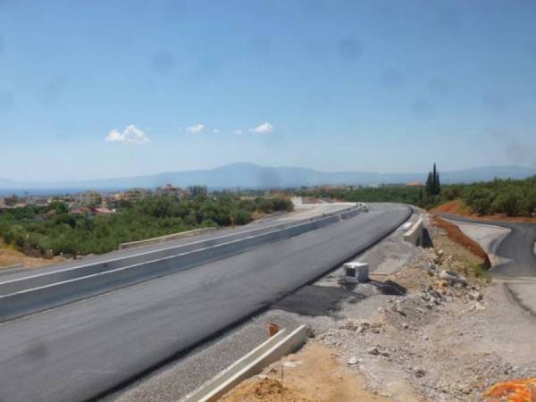 Απλήρωτοι ακόμα πολλοί ιδιοκτήτες γης για τον περιφερειακό της Καλαμάτας