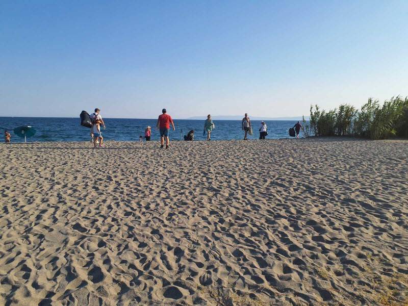 Εργαζόμενοι της COSMOTE καθάρισαν την παραλία του Κορδία