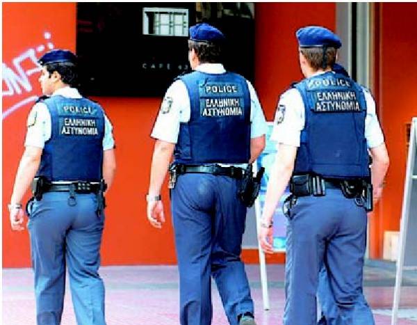 Αστυνομικοί από τα γραφεία στο δρόμο για περιπολίες λόγω... μετατάξεων