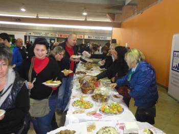 "Τοπικές Γεύσεις μετά μουσικής" με πολύ κόσμο στην Κεντρική Αγορά Καλαμάτας (βίντεο και φωτογραφίες)