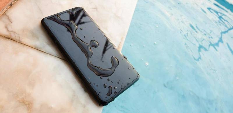 Έξυπνα κινητά τηλέφωνα που αντέχουν σε βάθος 1,5 μέτρου στο νερό