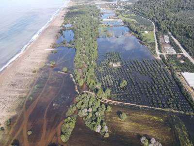 Πλάνα που κόβουν την ανάσα από τις πλημμυρισμένες εκτάσεις στην Ελαία (βίντεο-φωτογραφίες)