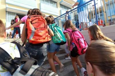Μεταφορά μαθητών: Αποποιείται της ευθύνης για τις πληρωμές η Αλειφέρη