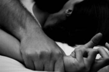 59χρονη κατήγγειλε ότι τη βίασε 61χρονος στο Πεταλίδι