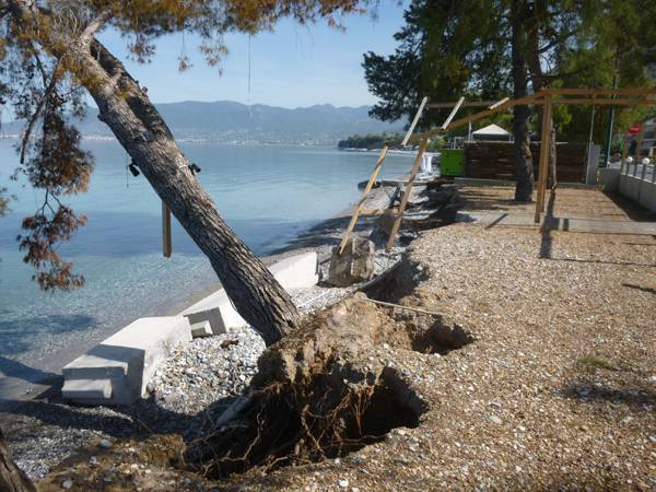 Μικρή Μαντίνεια: Μειοδότης η ΚΑΣΤΑΤ για την προστασία της ακτής