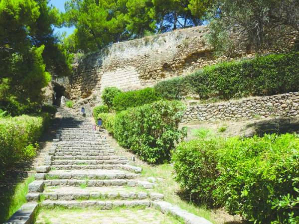 Λίγοι επισκέπτες στο Κάστρο Καλαμάτας (φωτογραφίες)